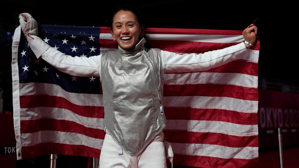 Lee Kiefer celebrated winning the women’s individual foil gold medal match against Inna Deriglazova of the Russian Olympic Committee at the Summer Olympics on Sunday in Chiba, Japan.