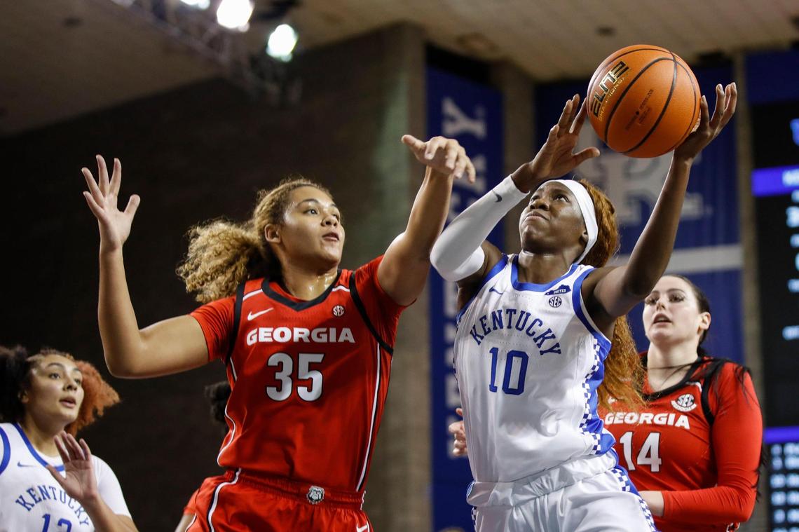 Kentucky’s Rhyne Howard drives past Georgia’s Javyn Nicholson to score two of her game-high 30 points in Memorial Coliseum on Thursday night.