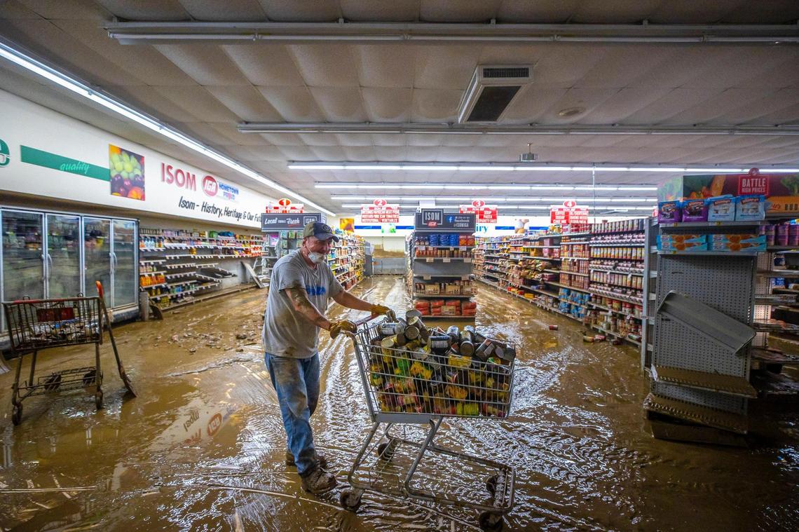 Dale Blair pushes a cart full of canned goods to be thrown out at Isom IGA on Monday, Aug. 1, 2022.