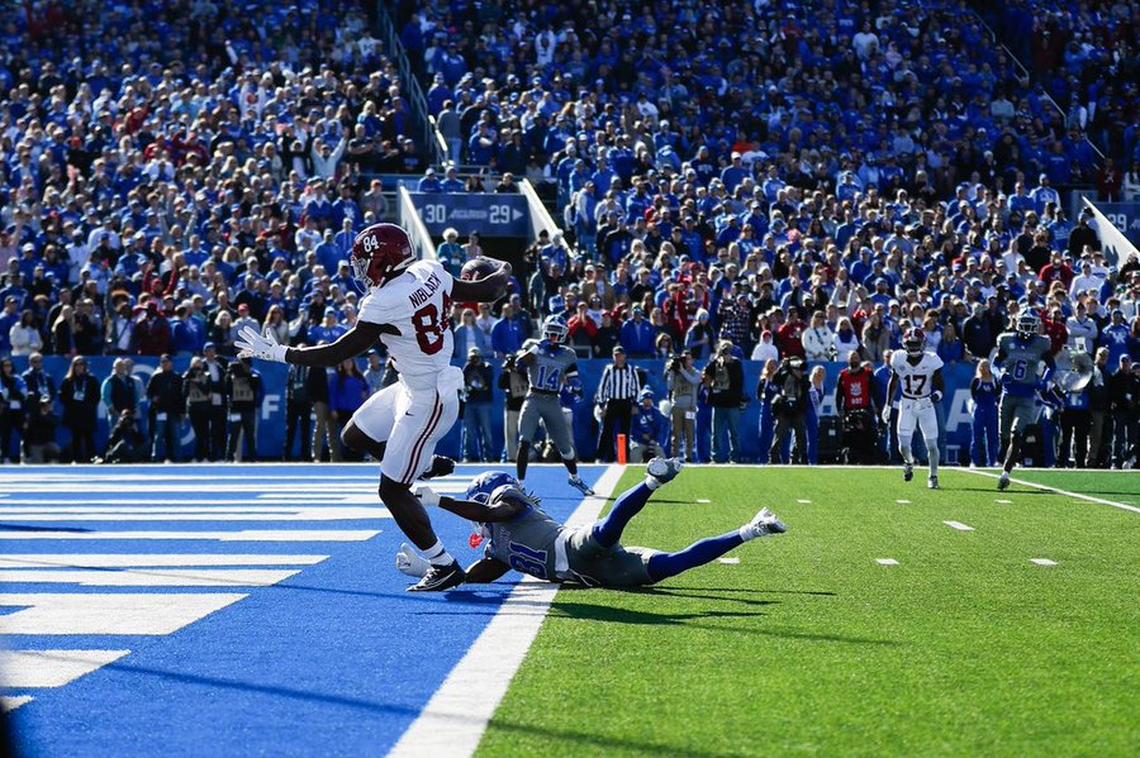 Tight end Amari Niblack scores against Kentucky on a 26-yard pass reception from Alabama quarterback Jalen Milroe during the first quarter at Kroger Field on Saturday.