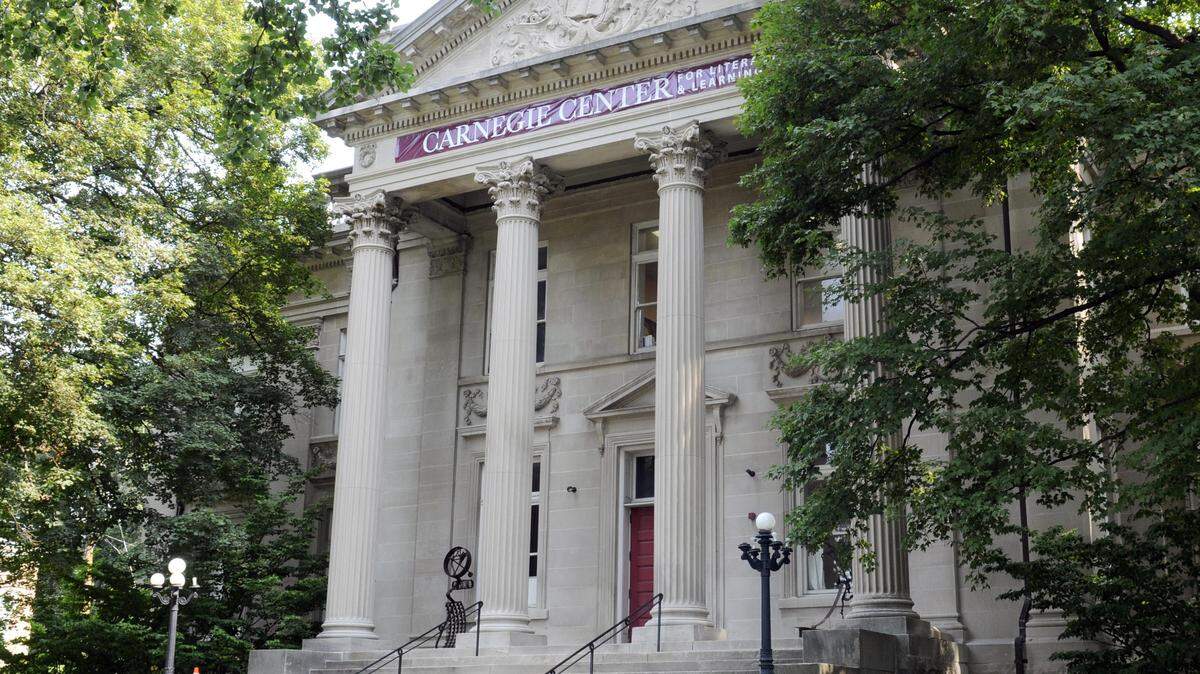 The Carnegie Center for Literacy and Learning in Gratz Park opened  in 1992 to promote literacy in Kentucky. Industrialist Andrew  Carnegie built the building, and several hundred more like it  around the country, as a public library. It was Lexington s main  public library from 1905 to 1989. Photo by Tom Eblen      teblen@herald-leader.com