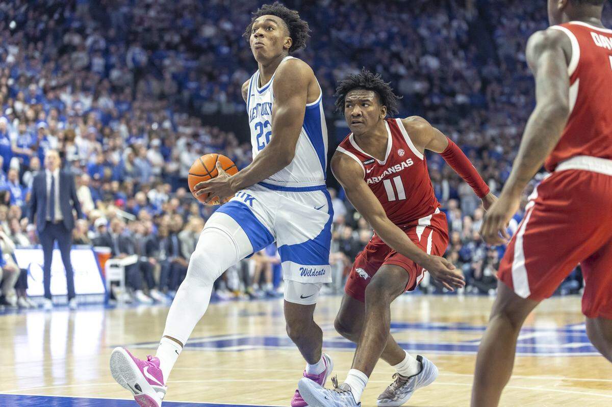 Kentucky’s Amari Williams (22) drives past Arkansas’ Karter Knox (11) during Saturday’s game in Rupp Arena.
