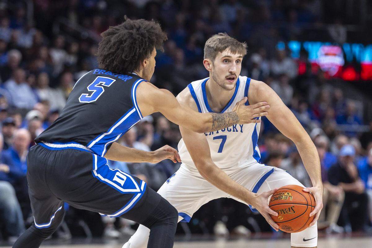 Kentucky’s Andrew Carr (7) looks to pass against Duke’s Tyrese Proctor (5). Carr led UK with 17 points.