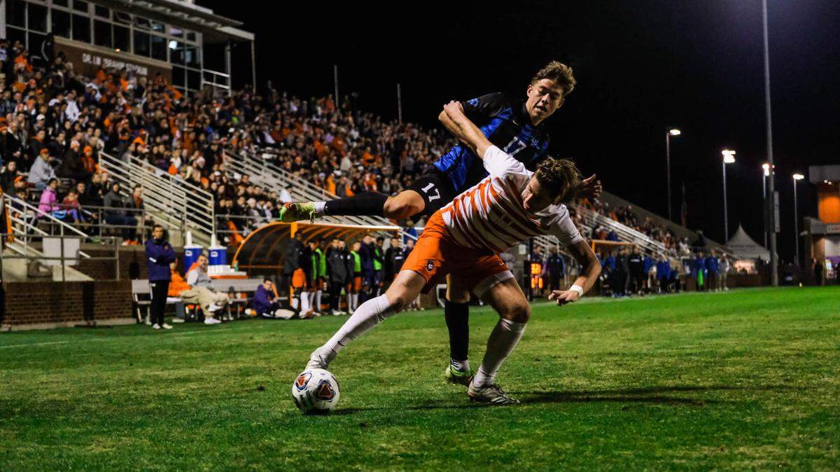 Kentucky midfielder Enzo Mauriz battled Clemson’s Quinn McNeill for possession of the ball during the Tigers’ 2-1 victory at Clemson, S.C., on Sunday night.