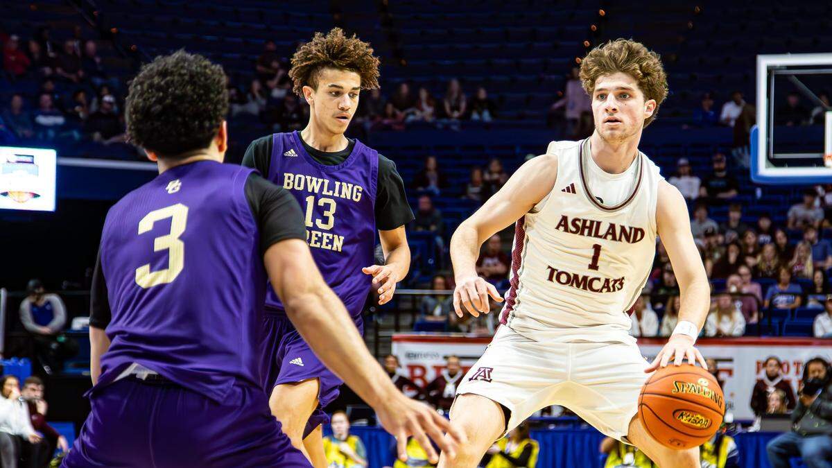 Ashland Blazer’s Zander Carter (1) works to get around Bowling Green’s Joseph Hurt (13) and Braylon Banks (3) during Friday’s Sweet 16 quarterfinal in Rupp Arena. Carter’s game-high 33 points were not enough to elevate the Tomcats to their first semifinals since 2021.