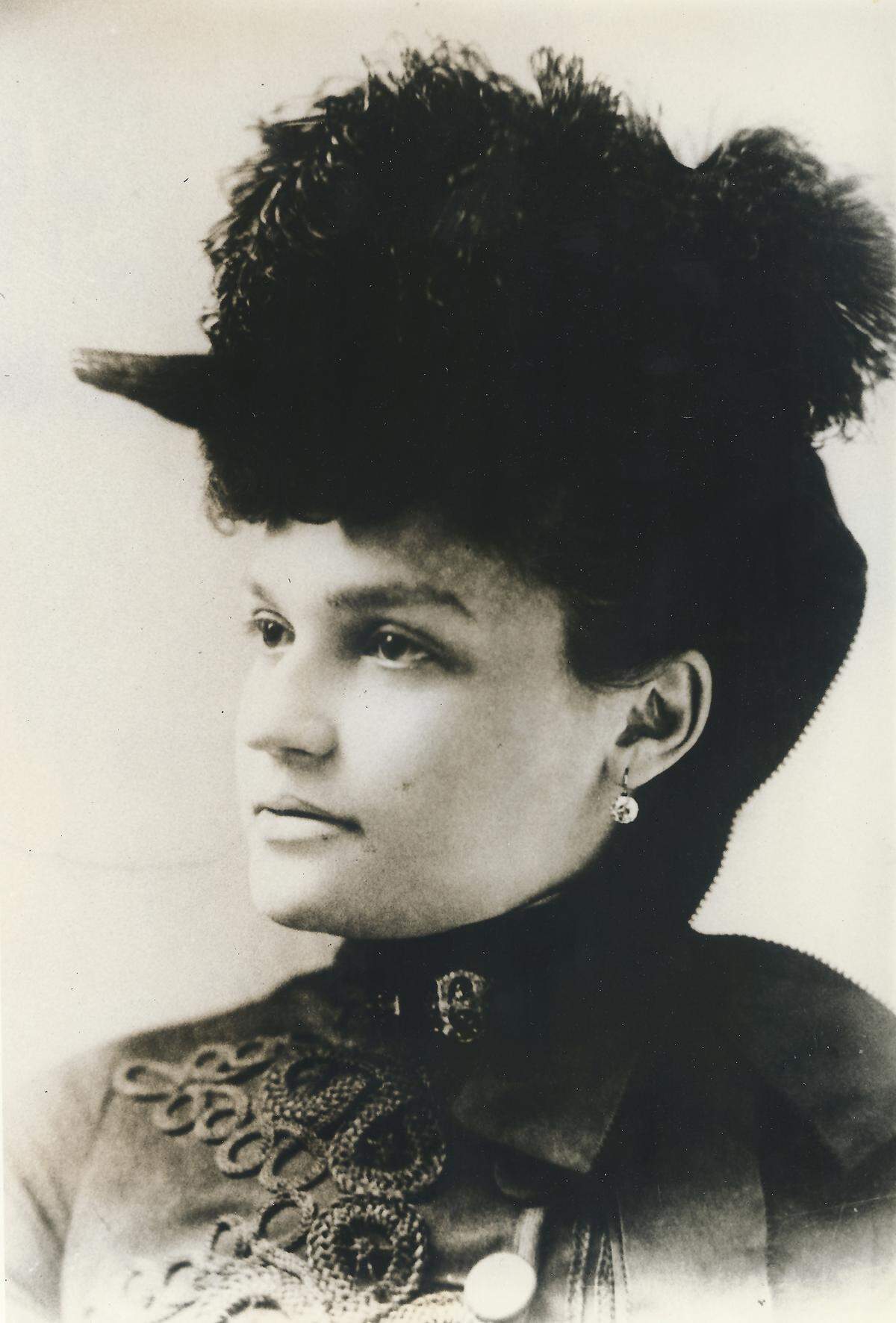 Belle Brezing (1860-1940) was shown in an undated studio portrait. She turned to prostitution in her teens.