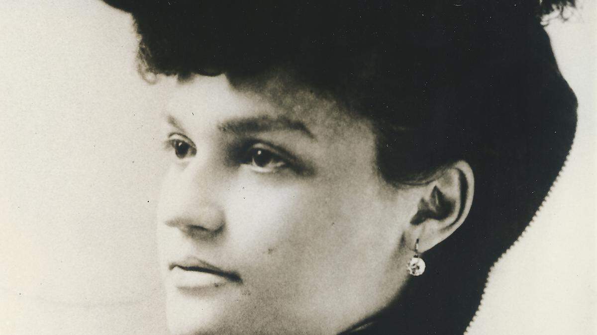Belle Brezing (1860-1940) was shown in an undated studio portrait. She turned to prostitution in her teens.