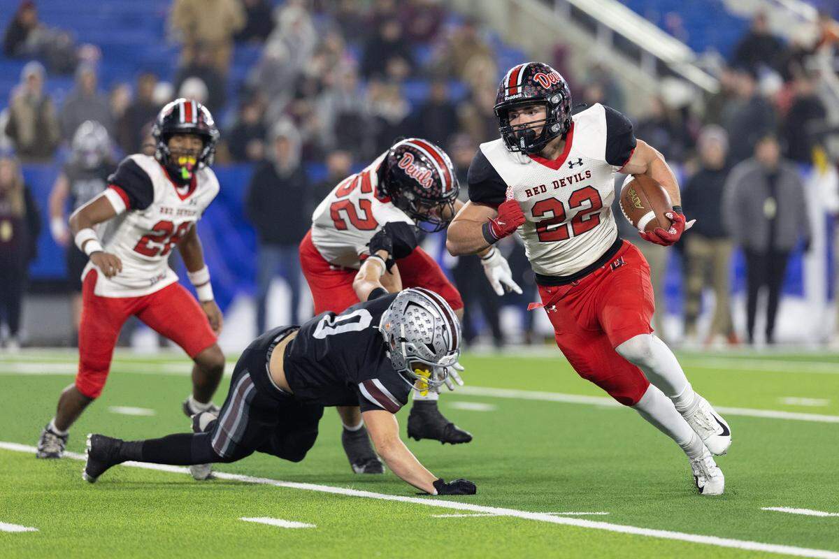 Former Owensboro star running back Evan Hampton (22), Kentucky’s 2025 Mr. Football, will play for Vanderbilt next season.