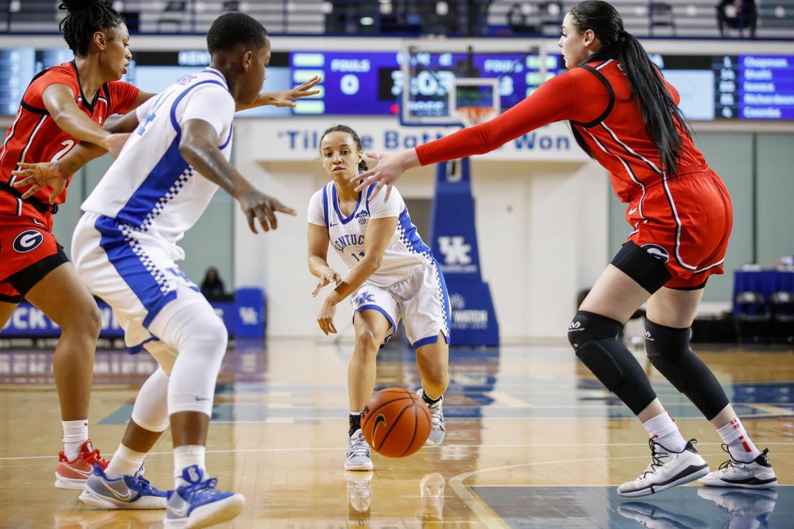 Kentucky’s Jada Walker (11) slips a nifty pass to Dre’una Edwards (44) on Thursday night. Edwards scored 17 points and Walker 15 to support a 30-point night by teammate Rhyne Howard in the victory.