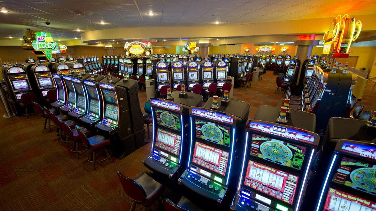 Revenue from instant racing machines has boosted purses to record levels at Kentucky Downs, which has added more machines and games. 