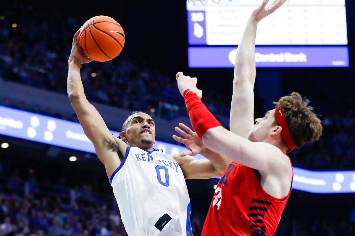 Kentucky’s Jacob Toppin attempts to dunk against Duquesne’s Austin Rotroff on Friday night. Toppin finished with eight points and eight rebounds.