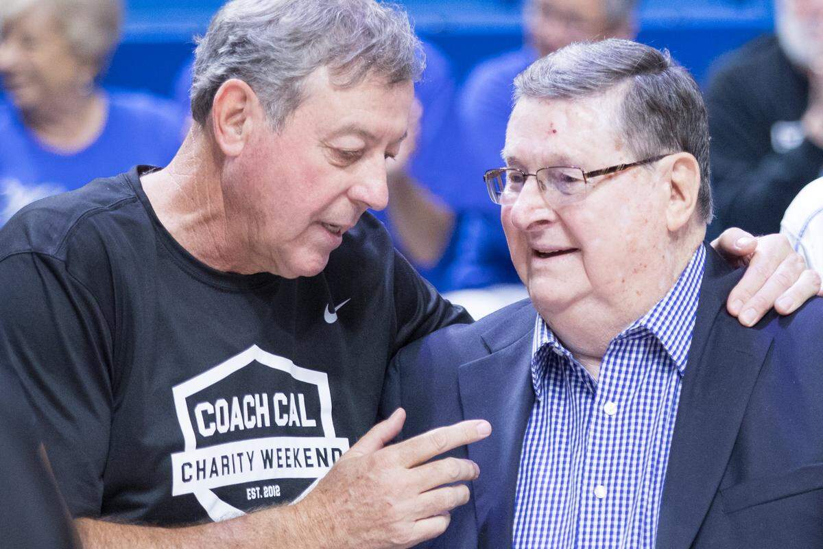 Former Kentucky player Kevin Grevey, left, the starting shooting guard on the 1978 Washington Bullets’ NBA title team, talked with Joe B. Hall during a UK alumni charity basketball game in Rupp Arena.