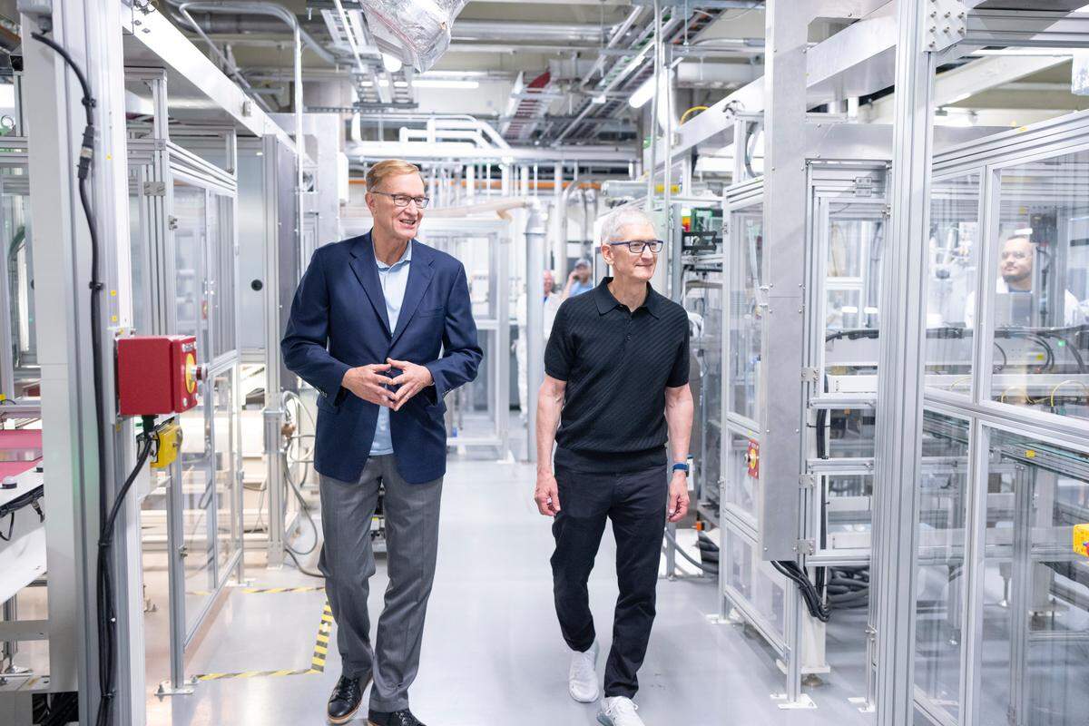 Corning Inc. CEO Wendell Weeks, left, tours the company’s facility in Harrodsburg with Apple CEO Tim Cook after Aug. 6, when the tech company made a $2.5 billion investment to finance the move all of its iPhone and Apple Watch glass production to the plant.