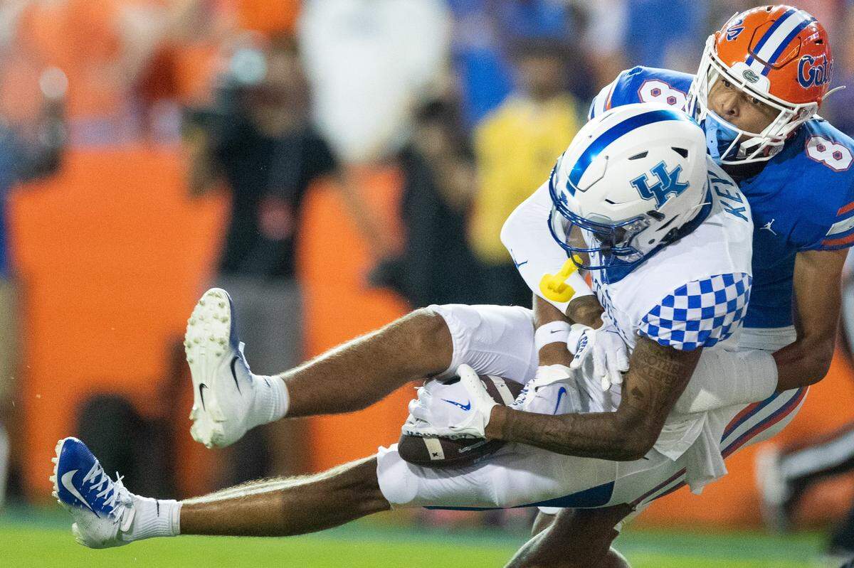 Kentucky’s Dane Key catches a touchdown pass against Florida on Saturday in Gainesville.