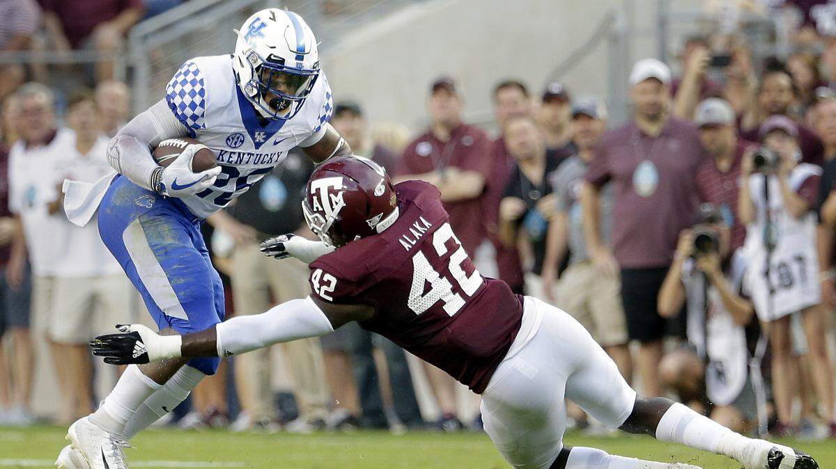 Kentucky running back Benny Snell Jr. was tackled during the first half by Texas A&M linebacker Otaro Alaka in College Station, Texas, on Saturday night.