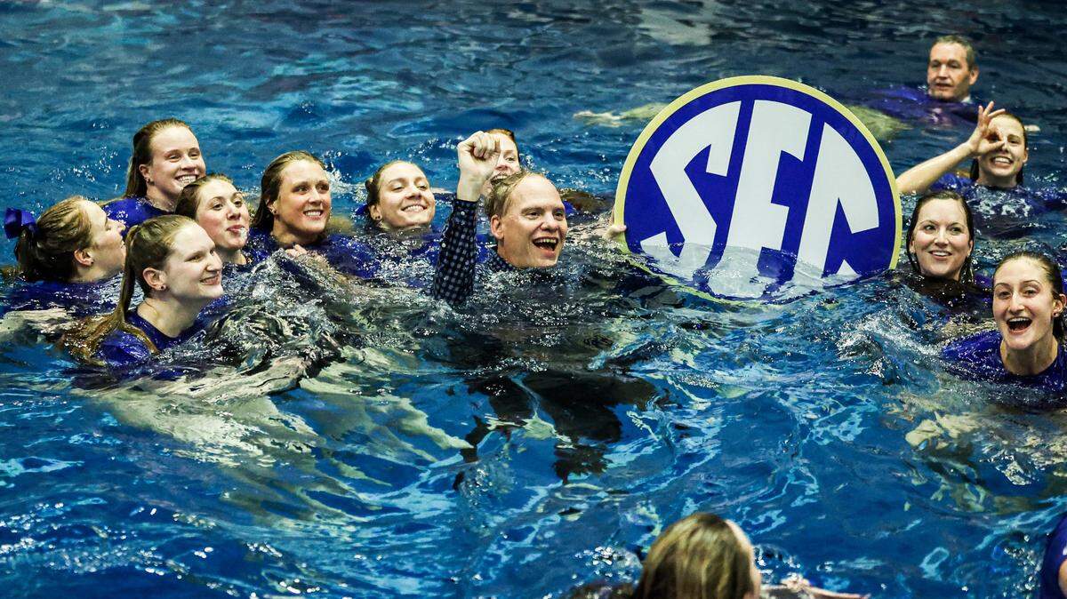 Kentucky coach Lars Jorgensen, center, celebrated the Southeastern Conference women’s swimming and diving championship with his Wildcat team, Feb. 20, 2021 in Athens, Ga.