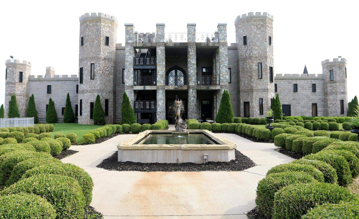 The Castle in Versailles is the setting for a rooftop concert by the Nashville Knights.