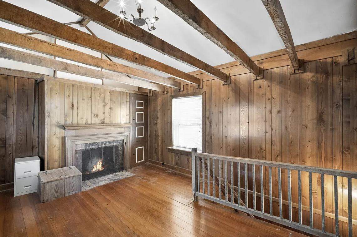 The den that adjoins the upstairs primary bedroom at 315 Heritage Road.