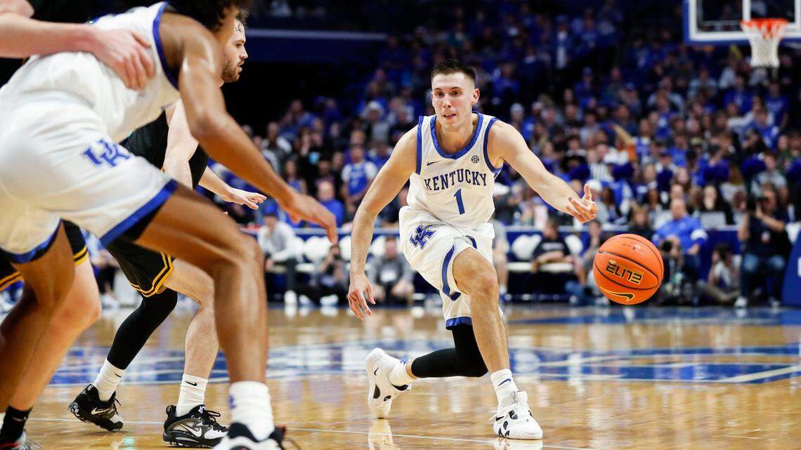 Kentucky guard CJ Fredrick passes the ball to forward Jacob Toppin in the post during the exhibition game against Missouri Western State on Sunday.