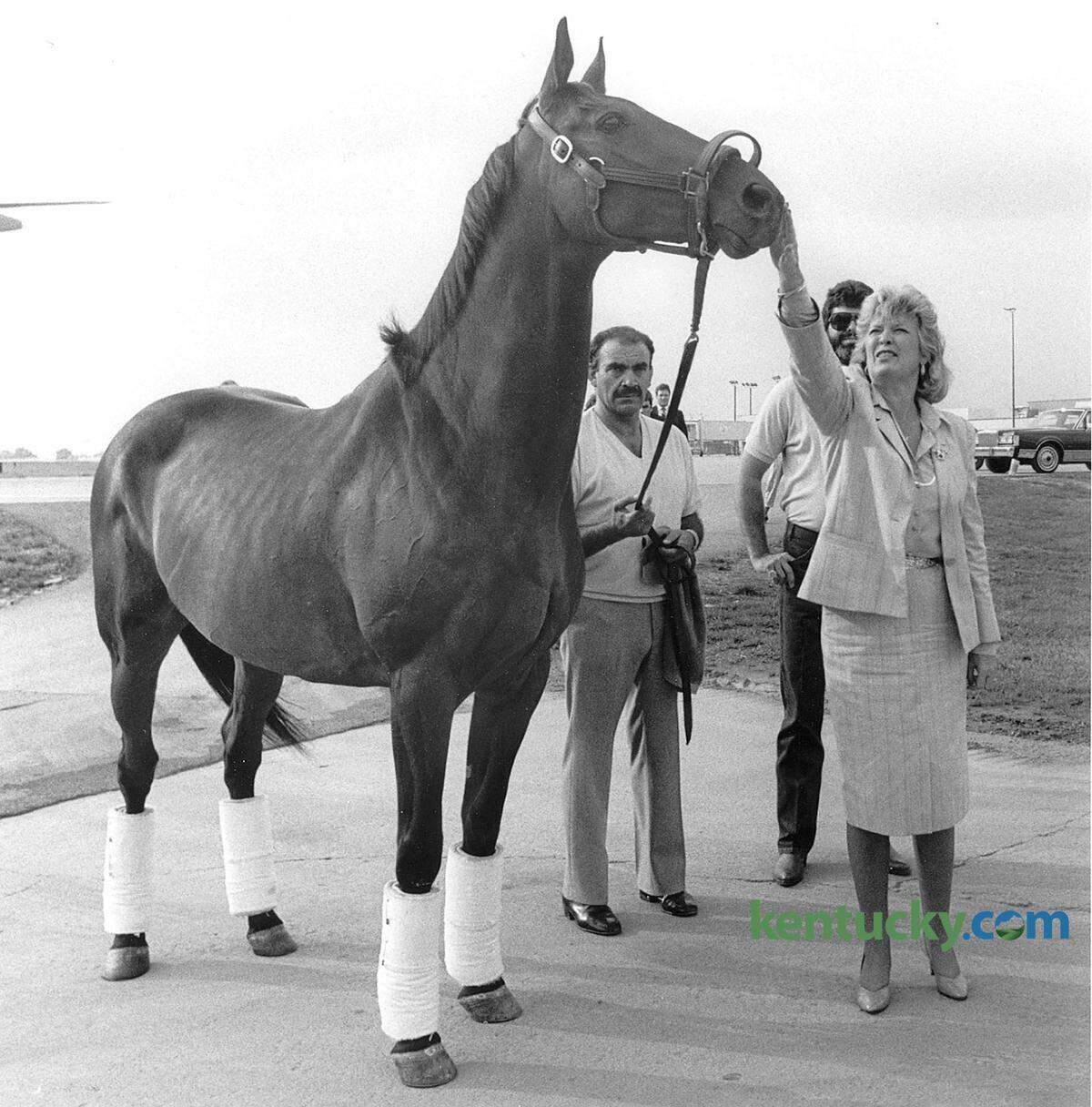 Kentucky Governor Martha Layne Collins gives John Henry a rub on the head after the famous Thoroughbred race horse arrived in Lexington Aug. 26, 1985 at Blue Grass Field, now called Blue Grass Airport.