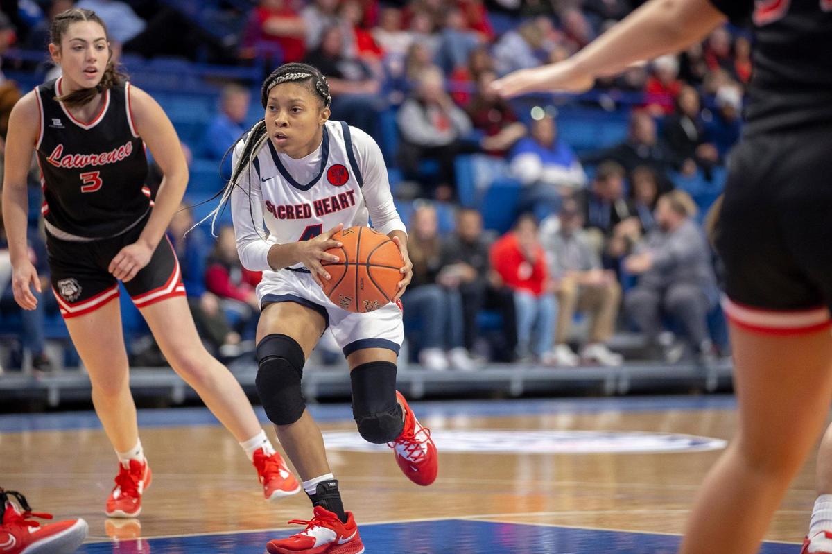 Sacred Heart’s Triniti Ralston (4) set a school record with 13 assists Wednesday, which was one short of the Sweet 16 record.