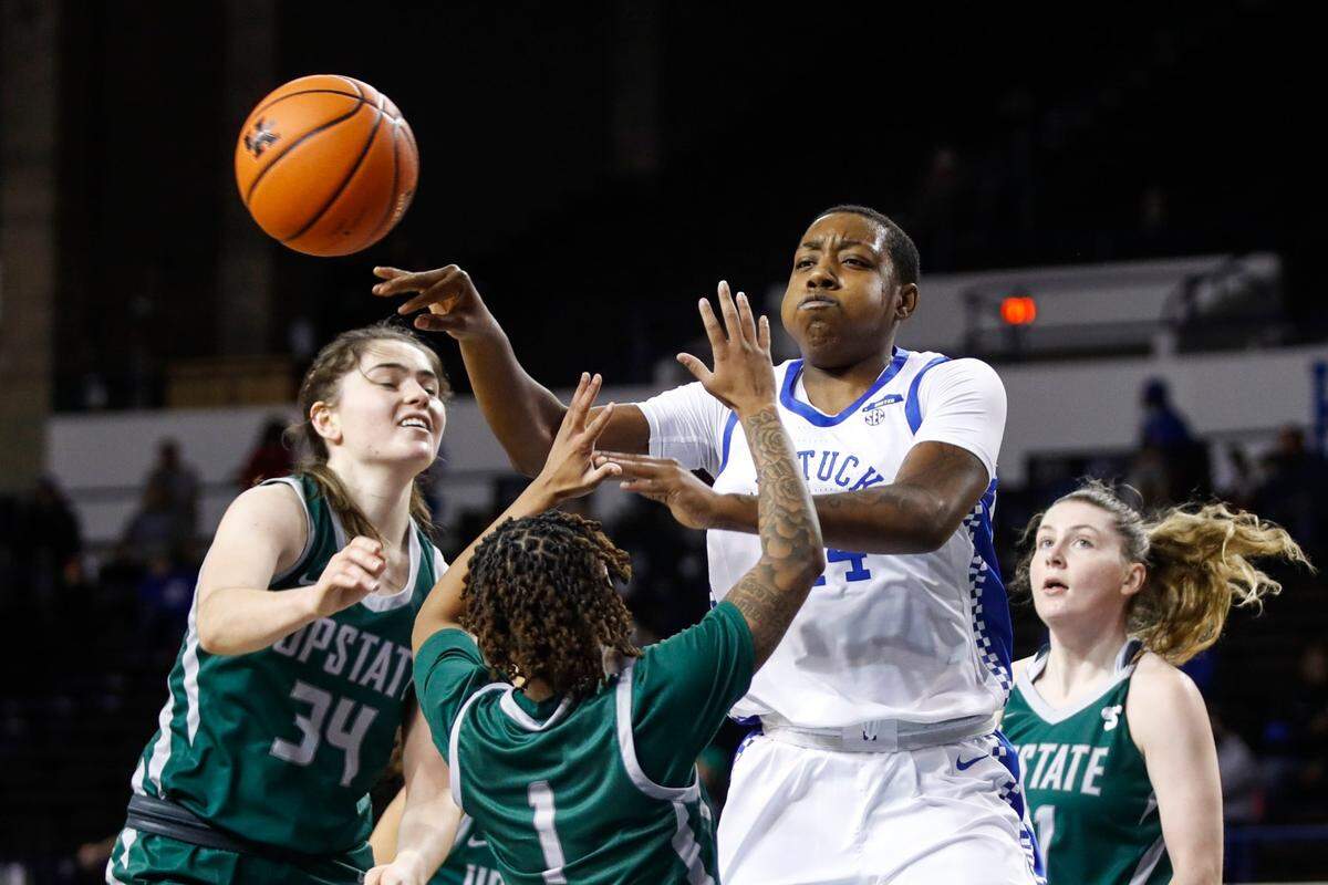 Dre’una Edwards (44) is averaging 17 points and 7.9 rebounds per game this season.