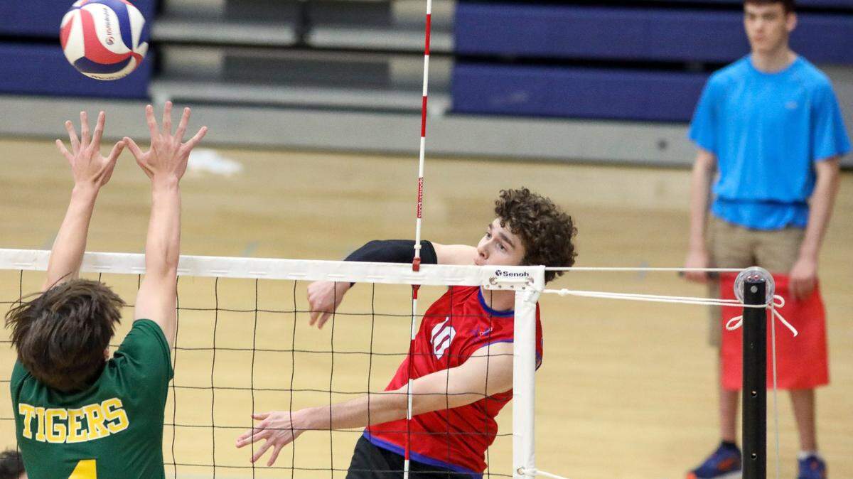 Lafayette’s Paul Wilson (10) goes for a spike during the Generals’ game against St. Xavier in the KVCA boys’ volleyball state semifinals on Wednesday.