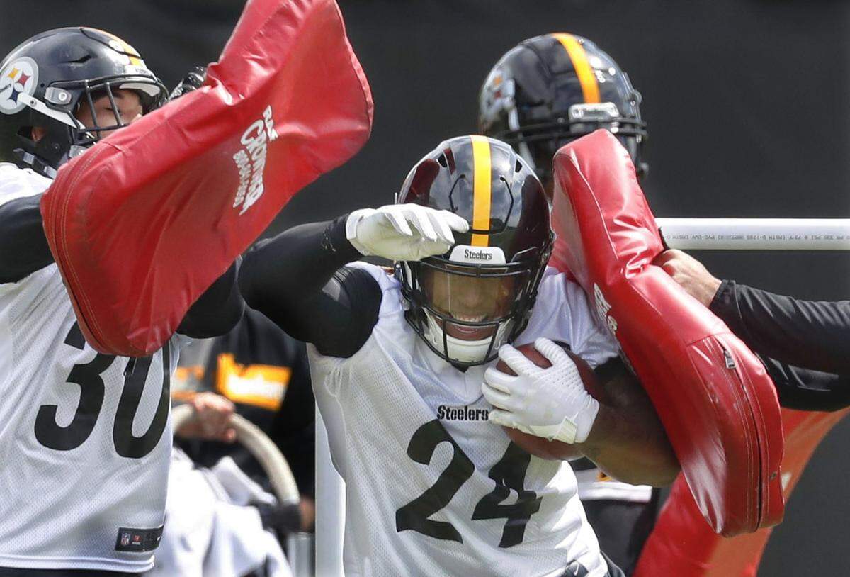 Benny Snell (24) worked a drill during a Pittsburgh Steelers mini-camp. Snell was a fourth-round draft pick this year.