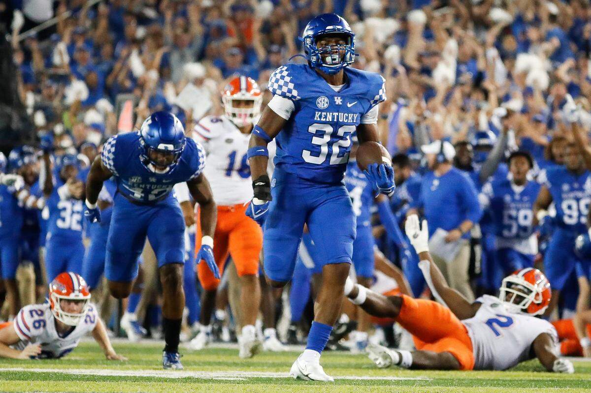 Kentucky linebacker Trevin Wallace (32) was named SEC Freshman of the Week after recording 12 tackles and two tackles for loss in UK’s 31-17 loss at Mississippi State last week.