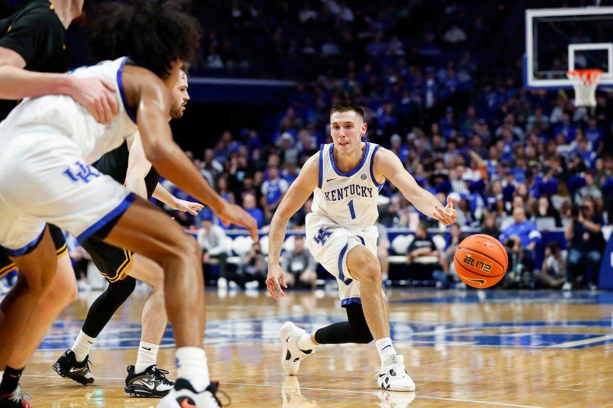 Kentucky’s CJ Fredrick (1) passes the ball to Jacob Toppin (0) during Sunday’s exhibition game against Missouri Western State at Rupp Arena.
