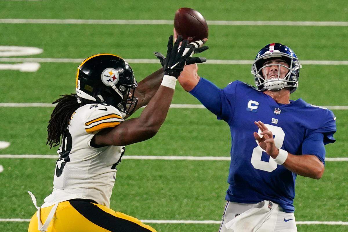 The Steelers’ Bud Dupree, left, deflected a pass by Giants quarterback Daniel Jones. The former UK star’s big play resulted in an interception in the end zone by teammate Cameron Heyward.