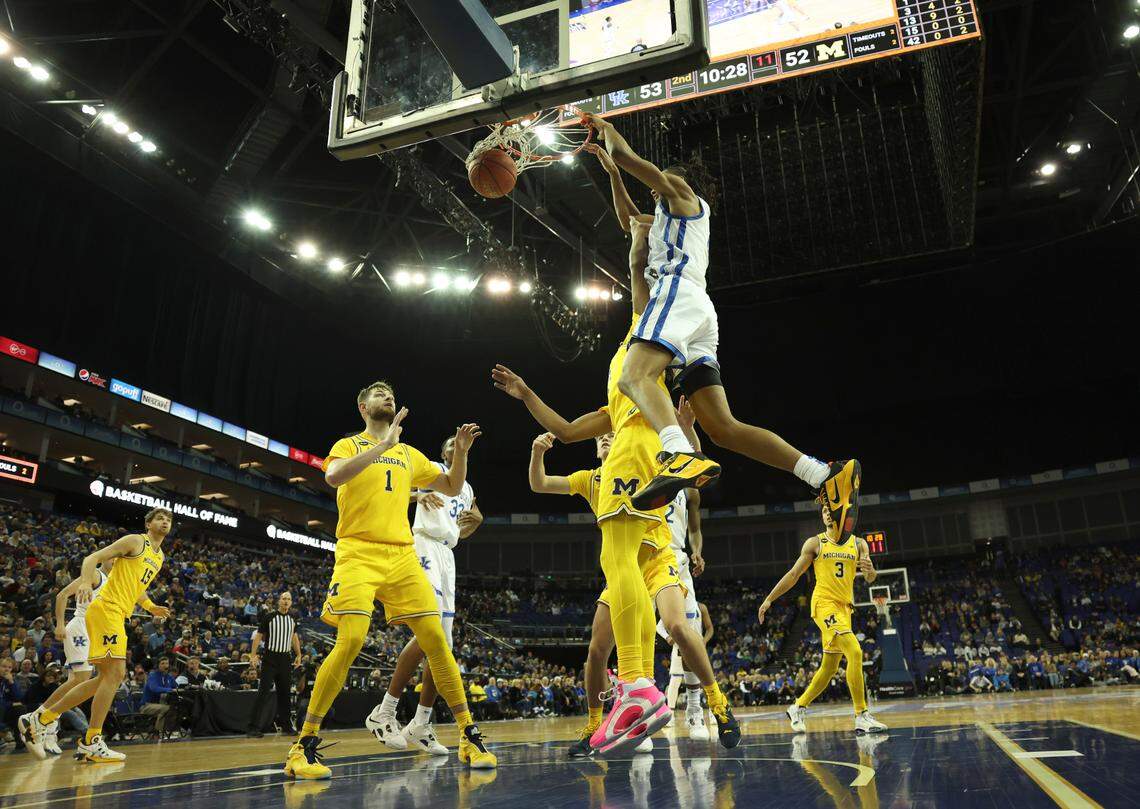 Kentucky’s Jacob Toppin (0) dunks against Michigan during Sunday’s game at the O2 Arena in London.