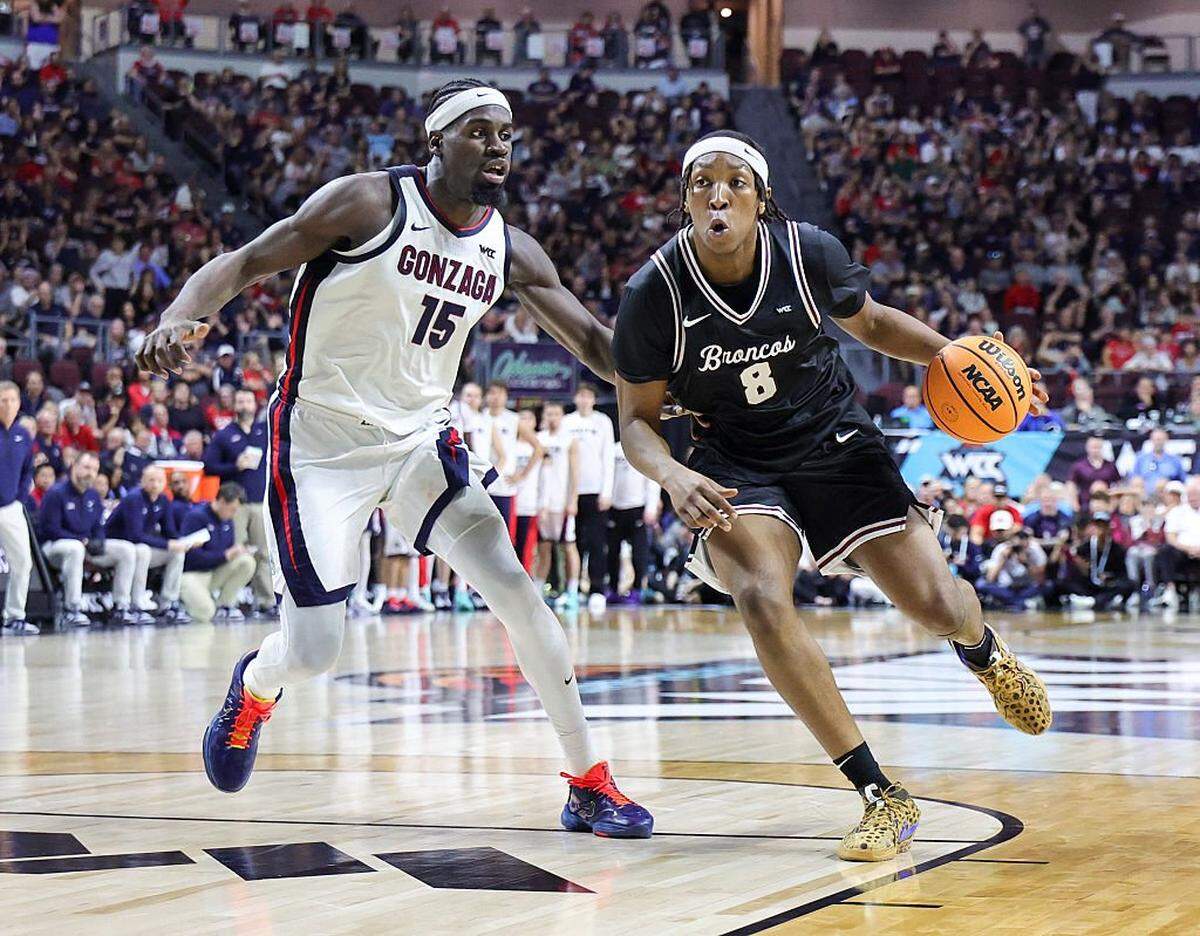 Santa Clara forward Elijah Mahi (8) enters the NCAA Tournament having scored in double figures in nine of the Broncos’ past 13 games.
