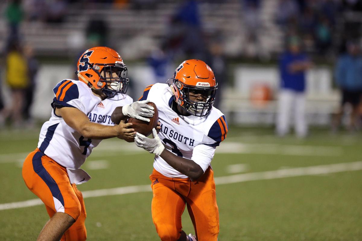 Madison Southern’s Adrian Jones took the handoff from quarterback Tobias Storm, left, Friday night against East Jessamine.
