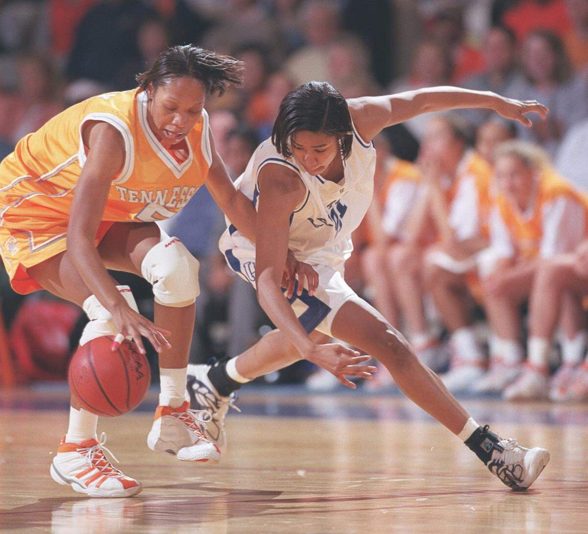 New Kentucky Coach Kyra Elzy was going against the Wildcats in her days playing for Pat Summitt and the Tennessee Lady Vols. Elzy (5) fought for the ball with Kentucky’s LaTonya McDole (21) during a 2000 UK-UT game at Memorial Coliseum.