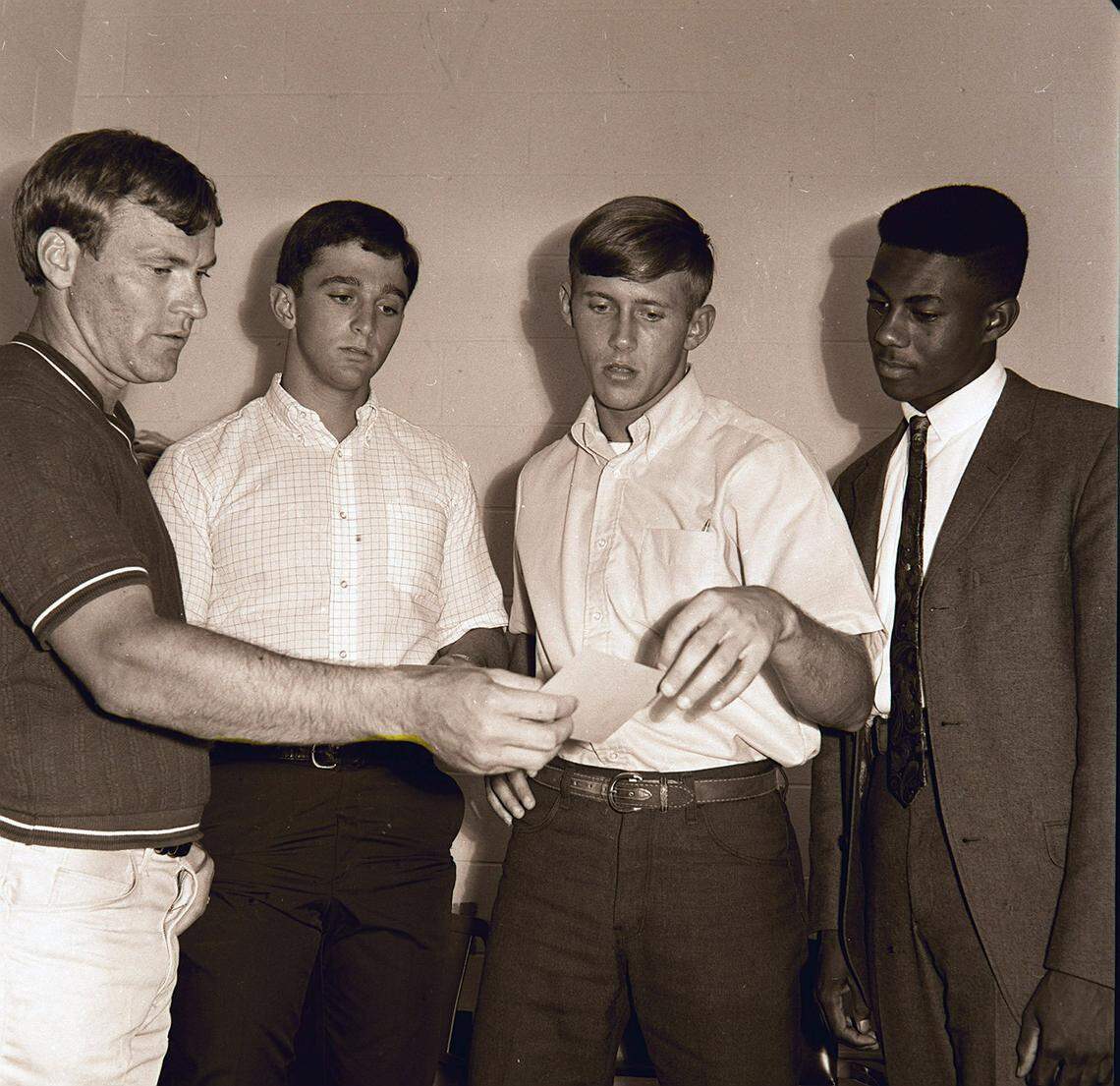 In 1967, Kentucky track coach Press Whelan, left, checked out the class schedule of, from left, Barry Lints, Ray Sabbatine and Jim Green.