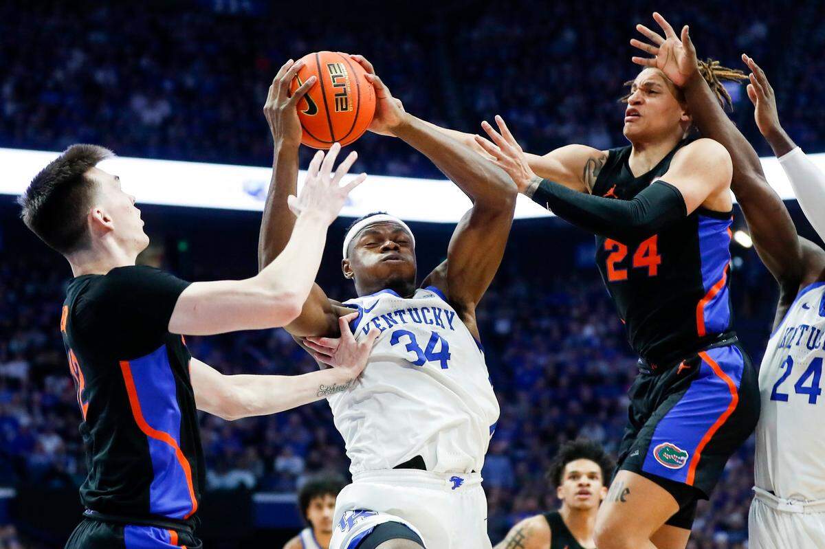 Kentucky’s Oscar Tshiebwe (34) grabs a rebound against Florida’s Riley Kugel (24) during Saturday’s game at Rupp Arena.