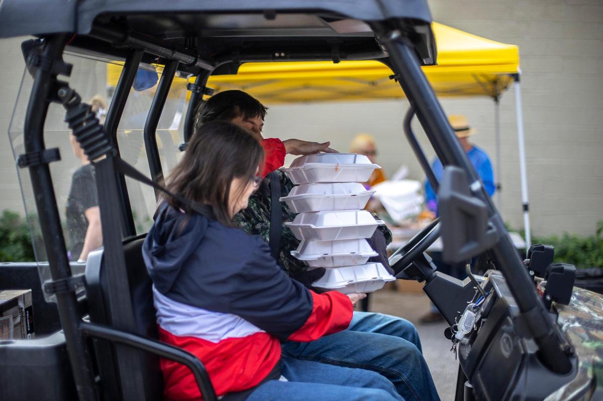 Kim and Dave King, of Knott County, pickup lunches in downtown Hindman, Ky., on Monday, Oct. 17, 2022.