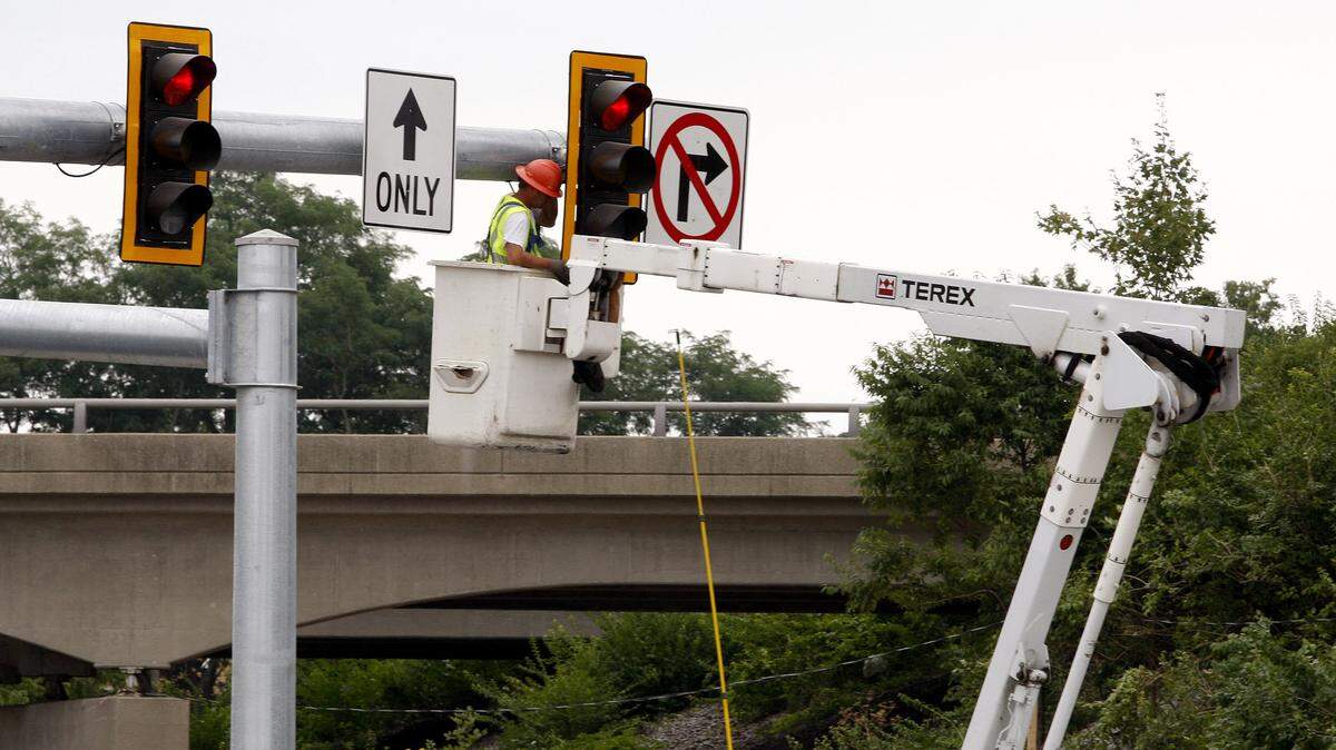 A worker adjusts traffic signals on Harrodsburg Road at its interchange with New Circle Road in 2011.