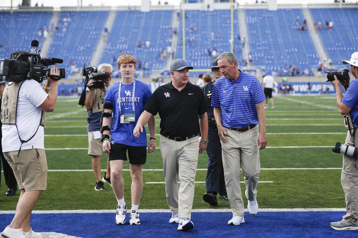Kentucky football coach Mark Stoops, left, and athletics director Mitch Barnhart are expected to find out before the rest of us who UK’s three permanent SEC opponents will be. The SEC’s new football scheduling format, which will include nine league games and three permanent foes, will begin in 2026.