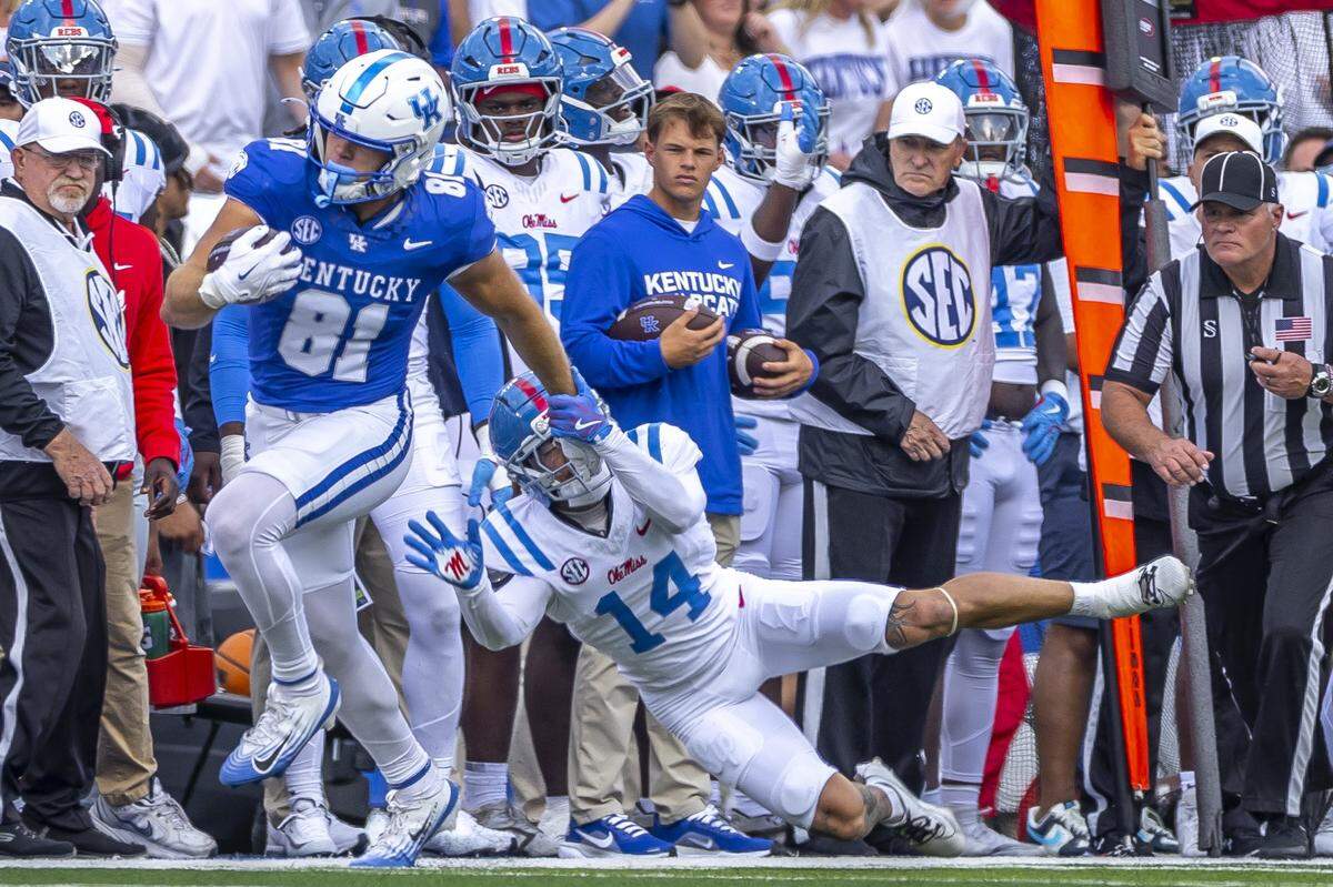Kentucky tight end Willie Rodriguez (81) leads the Wildcats in receiving yards through four games with 134.