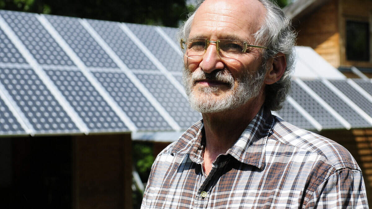 Richard S. Levine, a UK architecture professor, recently received the Passive Solar Pioneer Award.﻿