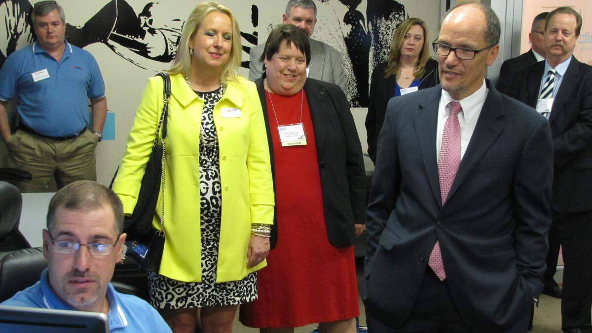 Jim Ratliff, seated, explained to U.S. Labor Secretary Thomas Perez, right, the computer coding work Ratliff is learning at Bit Source in Pikeville. 