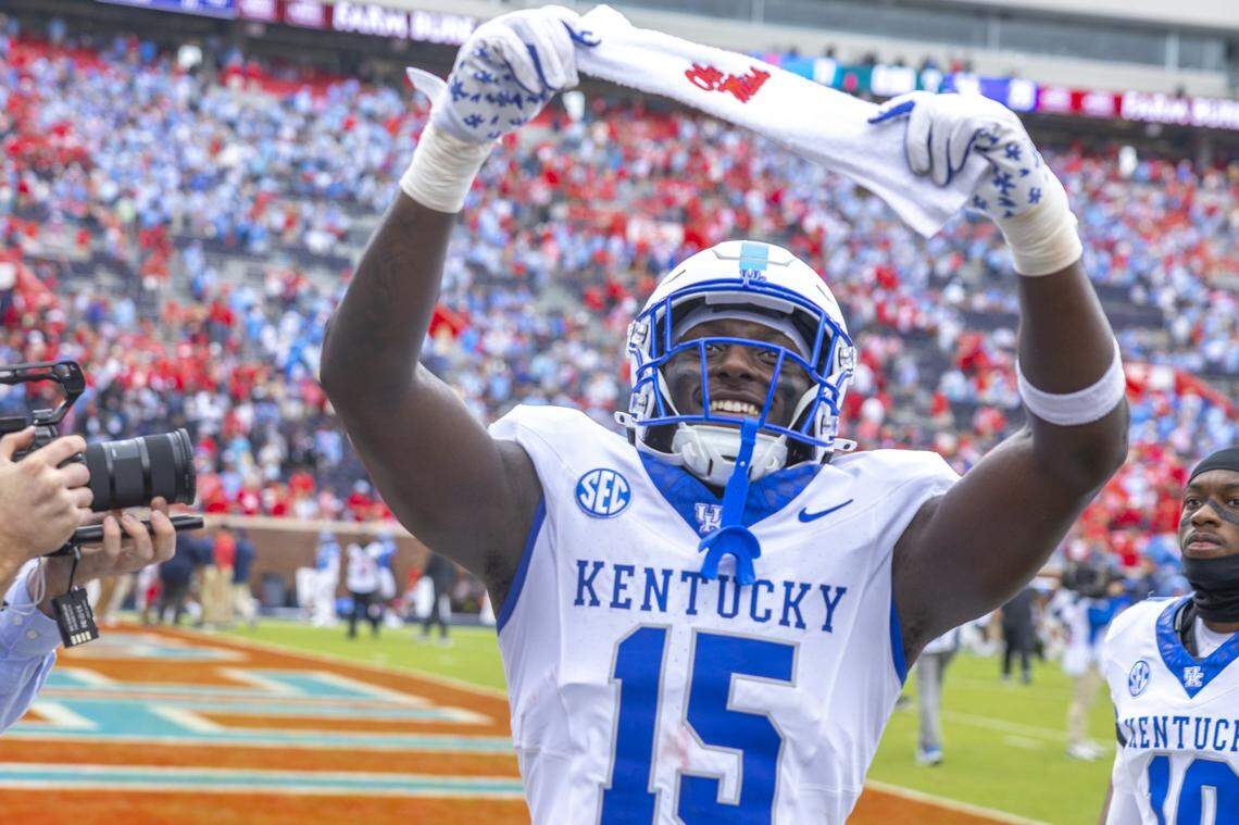 Tight end Khamari Anderson (15) caught six passes for 40 yards in two seasons at Kentucky.