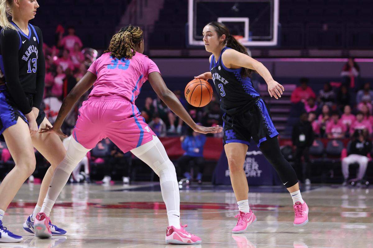 Kentucky point guard Georgia Amoore (3) was limited by first-half foul trouble but finished with 15 points and five assists.