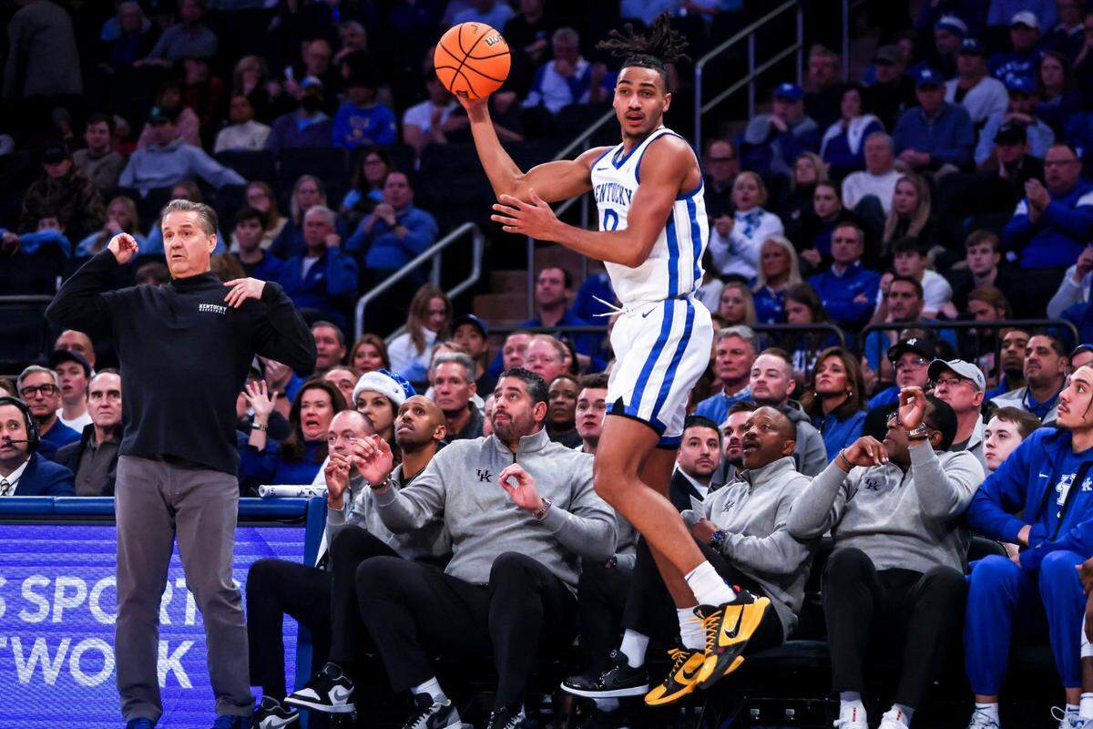 Kentucky forward Jacob Toppin passes the ball while John Calipari watches from the sidelines during the first half against UCLA in the CBS Sports Classic on Saturday in New York.