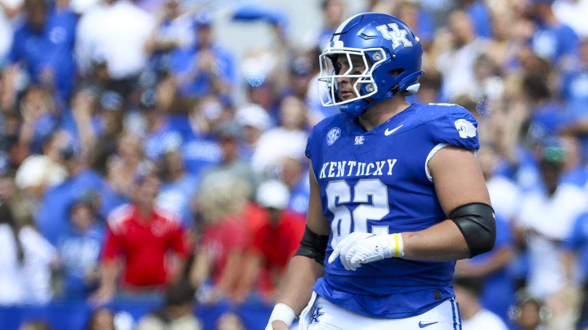 Kentucky offensive lineman Jager Burton (62) is transitioning from right guard to center.
