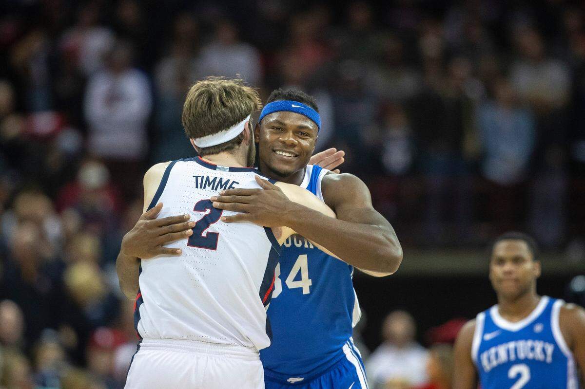 Kentucky star Oscar Tshiebwe (34) and Gonzaga Bulldogs star Drew Timme (2) embraced before the Wildcats and Bulldogs met last season in Spokane, Wash. Gonzaga went on to beat UK 88-72. The two teams will meet again Saturday at Rupp Arena.