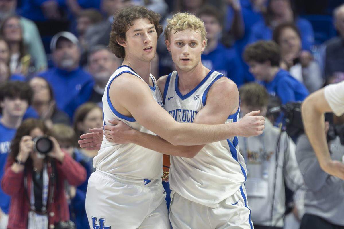 Kentucky’s Zach Tow, left, gets a hug from teammate Collin Chandler following Tuesday’s game against LSU at Rupp Arena.