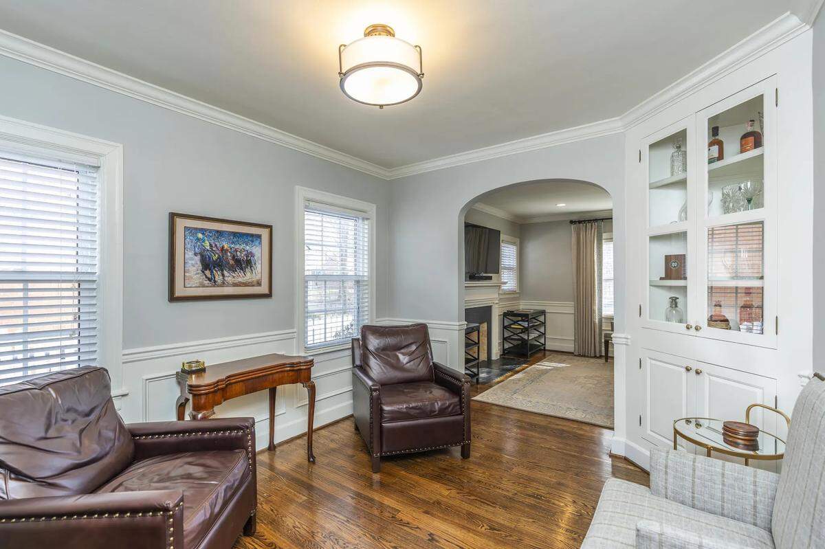A view of a sitting room at 403 Queensway Drive in Lexington, KY.
